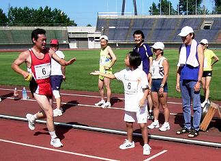 �����҂Ƀ^�b�`�Ń����[