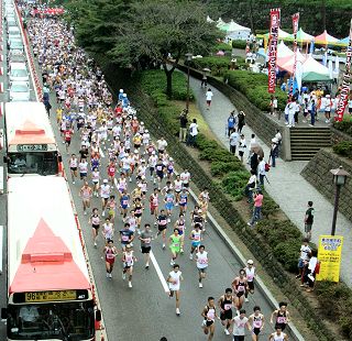 �����E���Z���̎��ӂ𑖂�